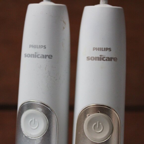 Philips Sonicare Electric Toothbrush Handles Set of 2 Gum Care Tested & Working - Picture 4 of 6